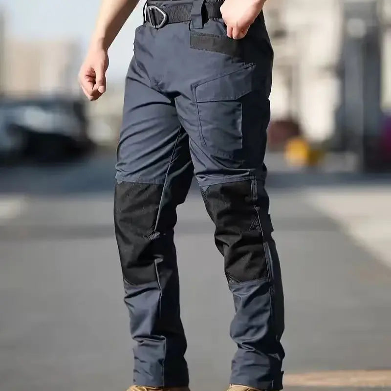 A set of 4 men’s tactical work pants is equipped with a stretch waistband and pockets. With knee pad design and made from a new 230 g/m² fabric, they are ideal for spring and summer wear as well as outdoor activities.