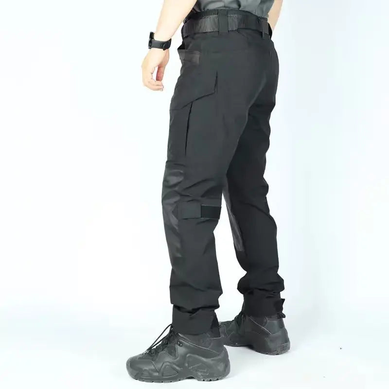 A set of 4 men’s tactical work pants is equipped with a stretch waistband and pockets. With knee pad design and made from a new 230 g/m² fabric, they are ideal for spring and summer wear as well as outdoor activities.